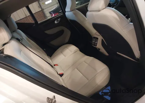 2020 Volvo Xc40 T4 Inscription z USA, uszkodzony, nr VIN YV4AC2HL9L2287186